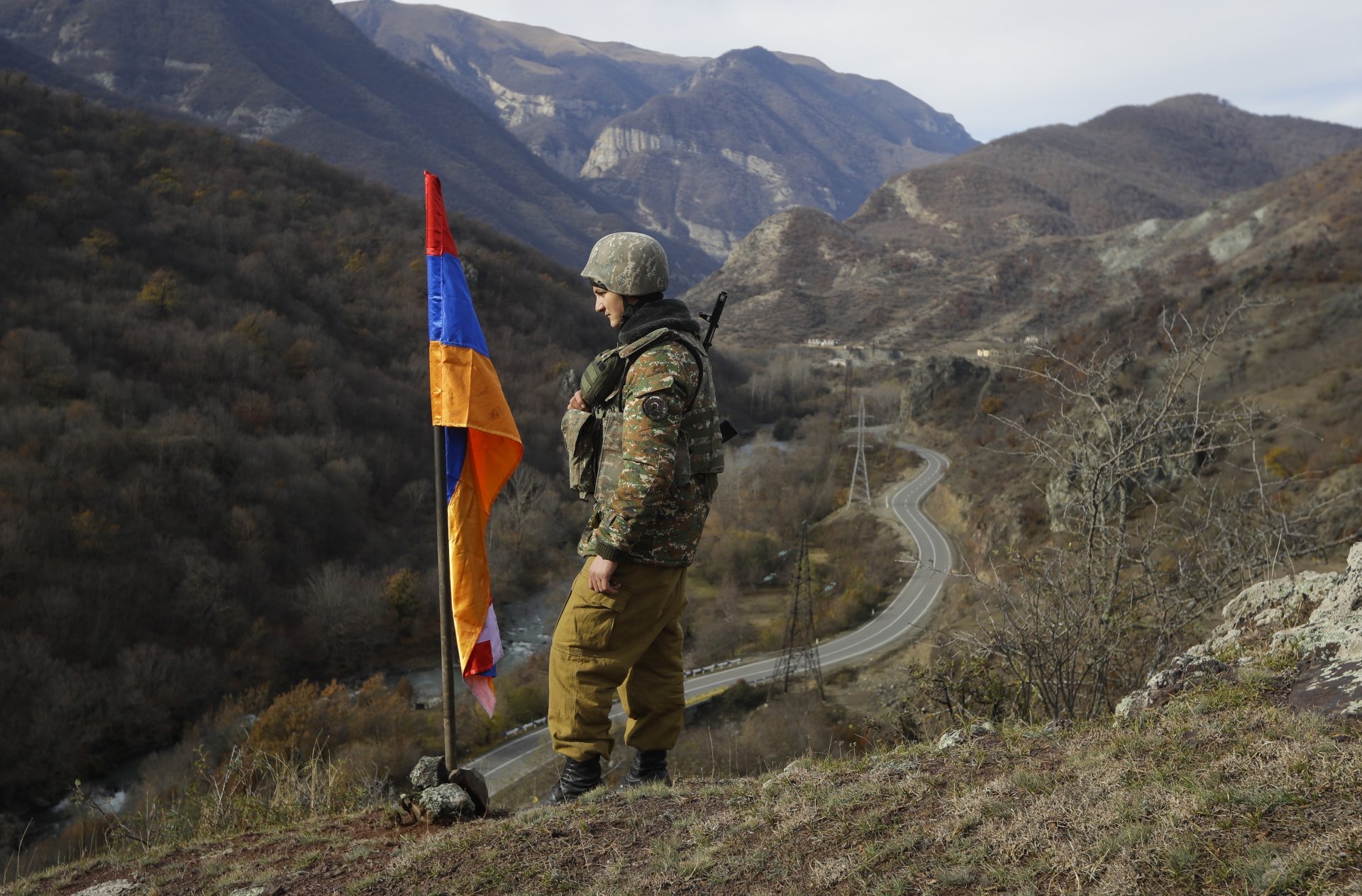 Етнически арменски войник стои до арменски флаг в сепаратисктия район Нагорни Карабах, 25 ноември 2020 г.