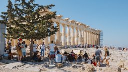 Румънски турист си взе парчета мрамор от Акропола в Атина за спомен, арестуваха го