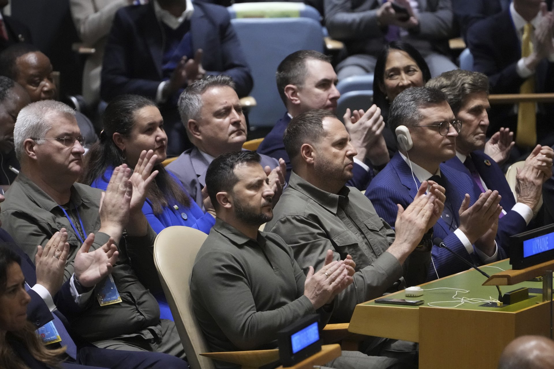 Украинският президент Володимир Зеленски си тръгна от залата още преди речта на Блинкън и очаквано не се върна за изявлението на Лавров 