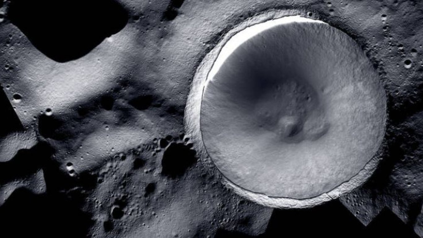 НАСА засне вечно тъмните кратери на Южния полюс на Луната