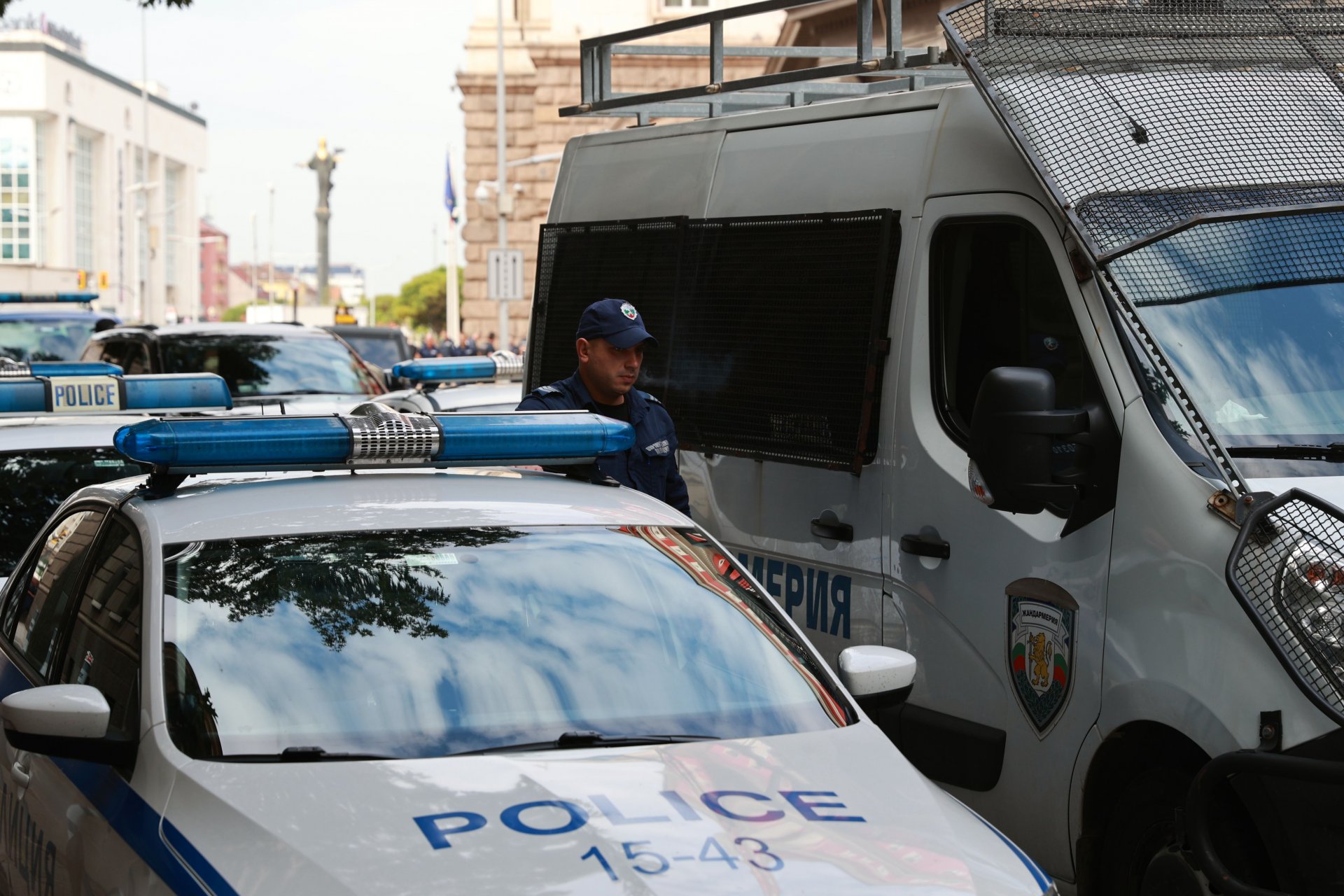 Пред Народното събрание и Министерството на отбраната има засилено полицейско присъствие 