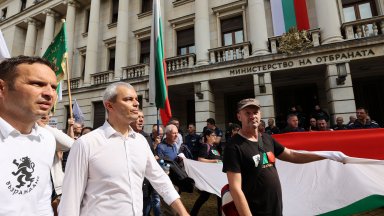 "Възраждане" иска оставката на "сглобката", протестът отиде пред Министерство на отбраната