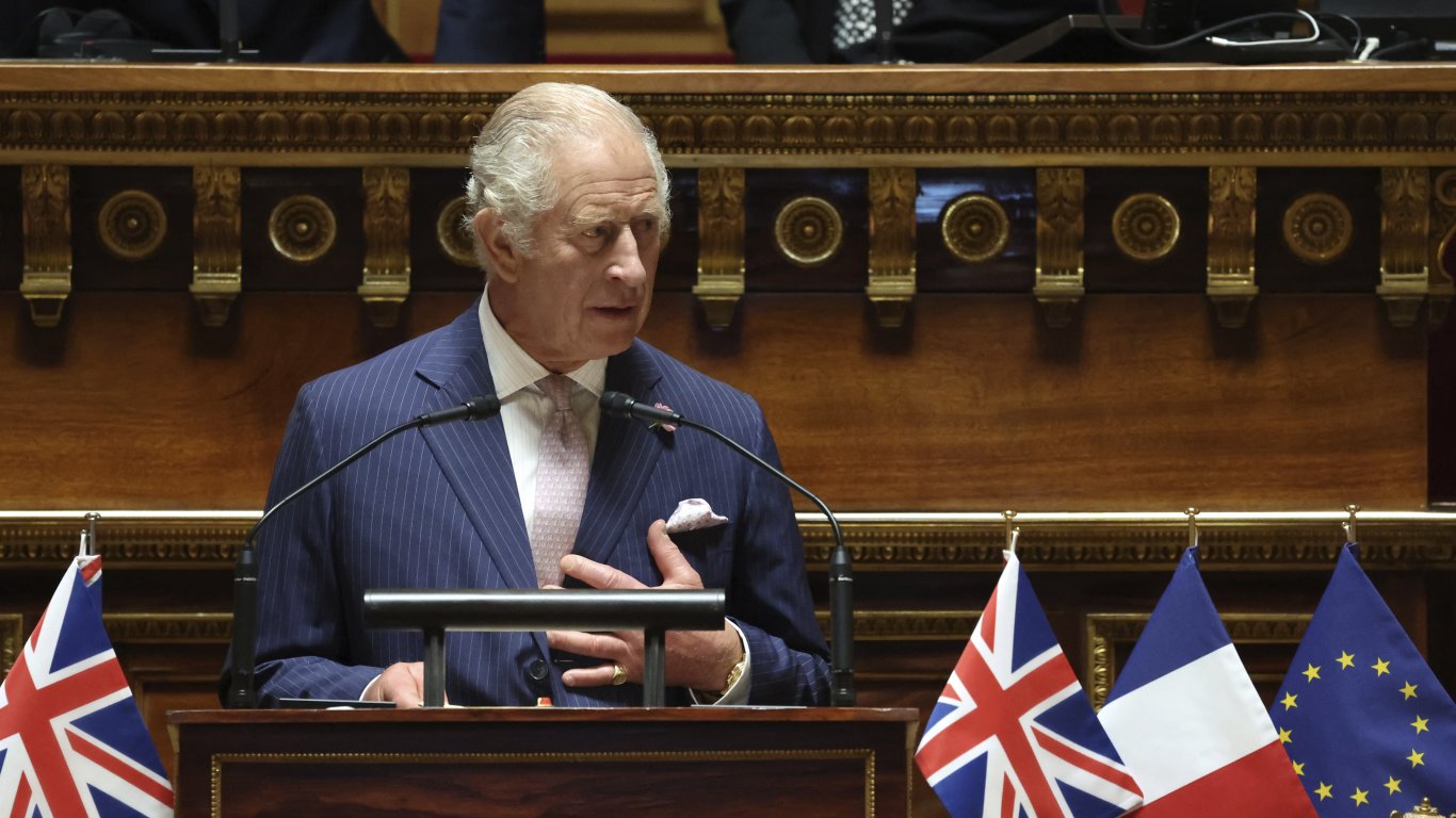 Чарлз Трети произнесе реч пред френския Сенат, депутатите го аплодираха на крака