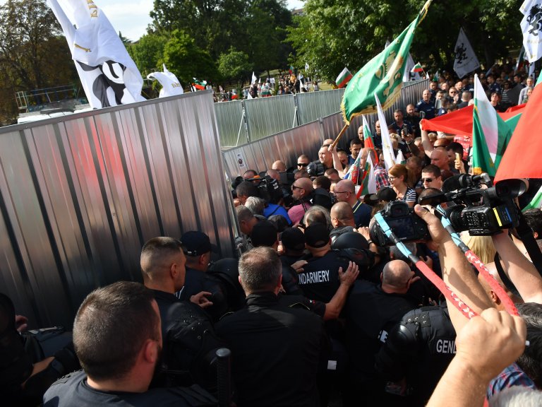 "Възраждане" се сблъска с полицията, бутна оградата в опит да събори скелето на Паметника на Съветската армия