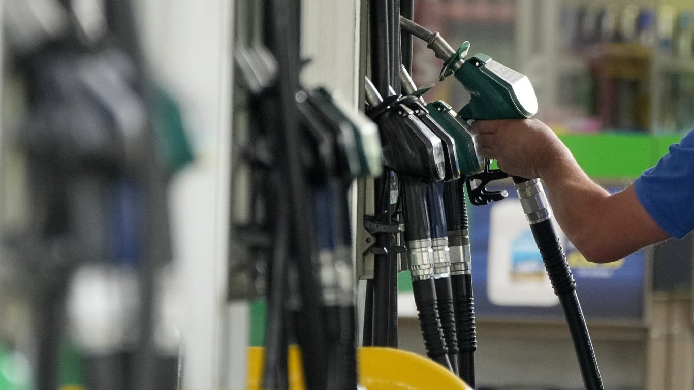 Цените на петрола се повишиха незначително след вчерашния рязък спад