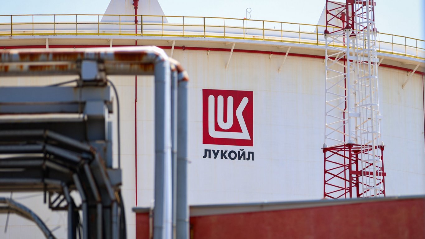 "Лукойл": Отказът от руски нефт застрашава работата ни, потребителите са губещите