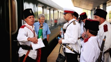 Връщане в миналото: Влак с парен локомотив потегли от София към Мездра (снимки)