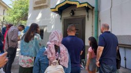 Десетки миряни се събраха пред портите на затворената Руска църква в София (снимки)