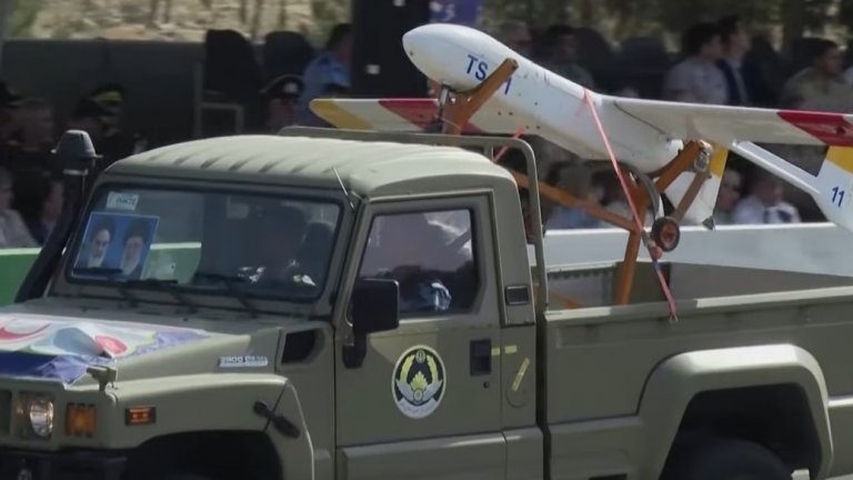 Иран представи дрон с "най-големия обсег в света", балистични и хиперзвукови ракети на военен парад 