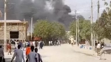 Камион бомба се взриви при самоубийствен атентат в Сомалия, загинаха 16 цивилни и полицаи