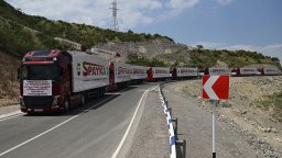 Червеният кръст закара 70 тона помощи в Нагорни Карабах, арменци палят къщите си
