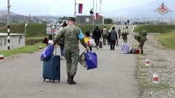 Нагорни Карабах: Примирието се спазва, арменски бойци предават оръжието си, тече евакуация