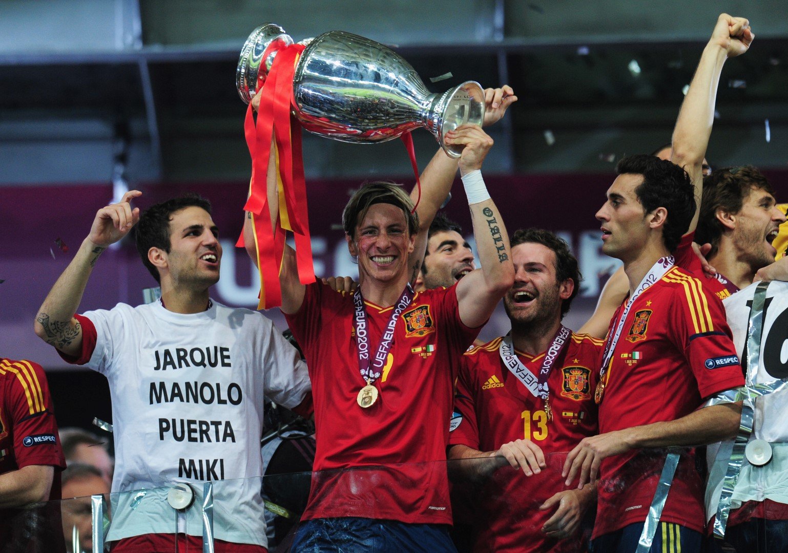 Торес (с купата на шампион на Европа от 2008 г.) и Арбелоа (вдясно) дълги години бяха колеги и приятели