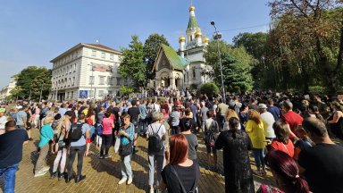 Граждани се хванаха за ръце пред Руската църква, поискаха храмът да бъде отворен (снимки)
