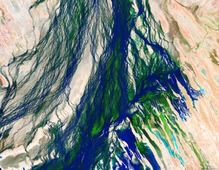 Landsat 8 засне изображенията на 7 април 2023 г., когато придошлите води от валежите през февруари и началото на март течаха през водосбора на река Диамантина, Австралия