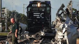 Петима загинали след тежък сблъсък между товарен влак и джип във Флорида (видео)
