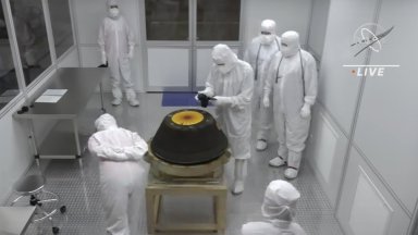 НАСА откри черен прах в капсулата, взела проба от астероид