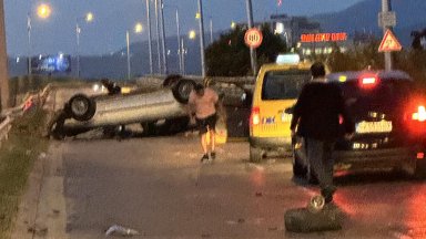 Шофьор обърна колата си по таван на моста към аерогара София, дрегерът отчете алкохол