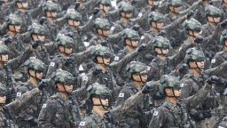 За пръв път от 10 години: Южна Корея проведе мащабен военен парад