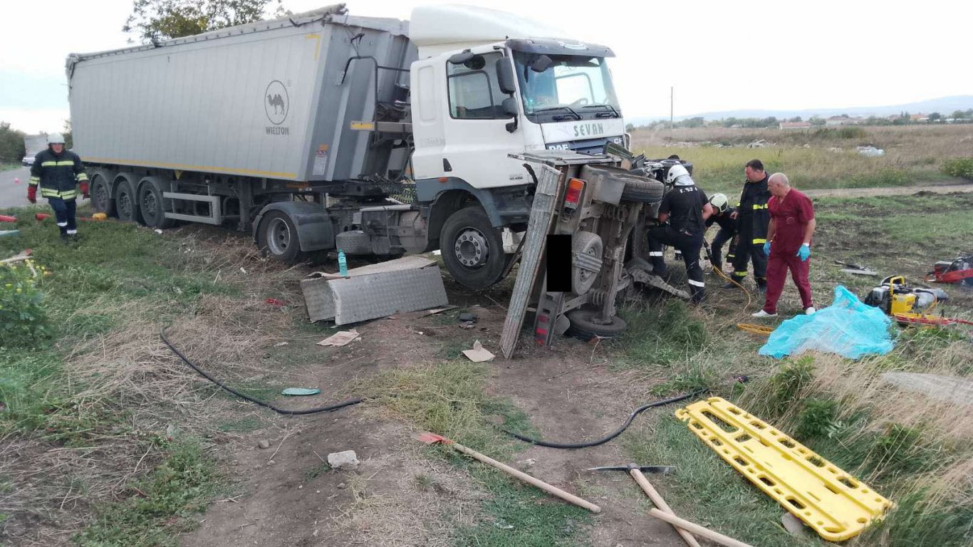 Челен удар между камиони отне живота на двама мъже в Бургас (снимки)