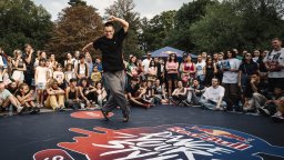 Борис, Виктория и Павел се изправят срещу 13-те най-добри танцьори в България в Red Bull Dance Your Style