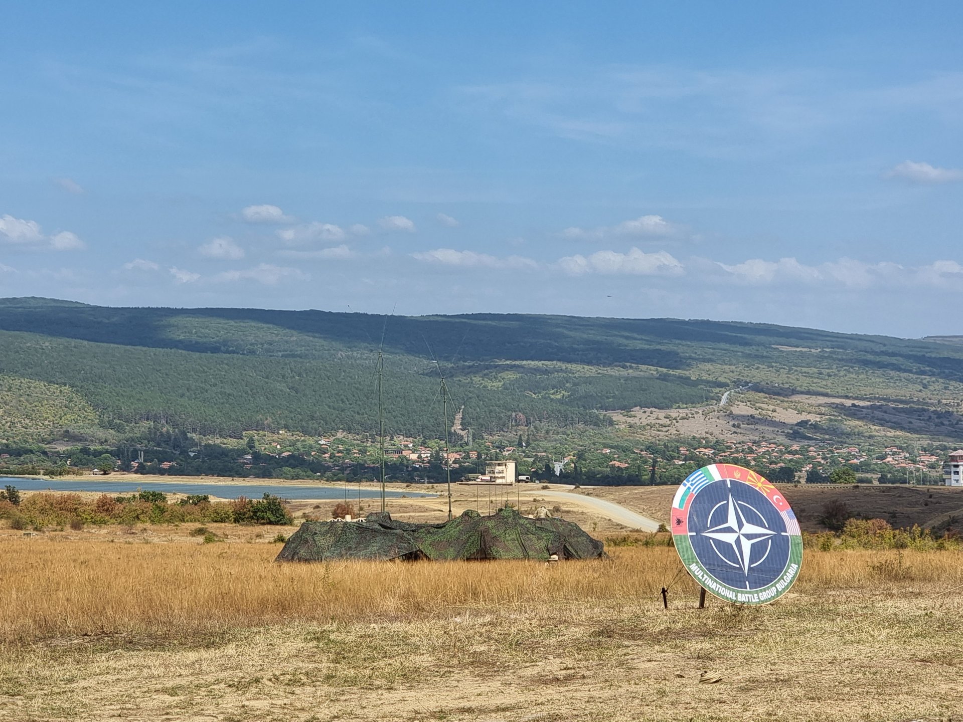 На военния полигон „Ново село“ многонационалната бойна група с рамкова държава Италия демонстрира способности пред началника на отбраната адмирал Емил Ефтимов, командира на съвместното командване на НАТО в Неапол адмирал Стюарт Мънч и други високопоставени гости от  структури на алианса