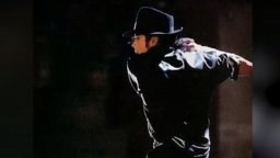 Прочутата черна федора на Майкъл Джексън бе продадена за €70 000 (видео)