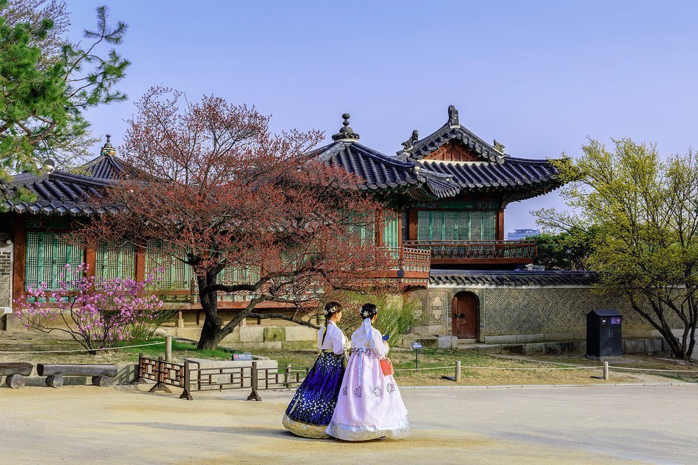 Ханок - традиционни корейски къщи и момичета, облечени в ханбок рокли 