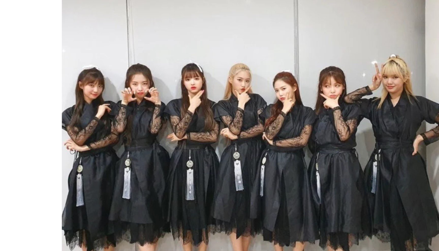 Момичешката K-поп група OH MY GIRL в модерен прочит на ханбок облекло