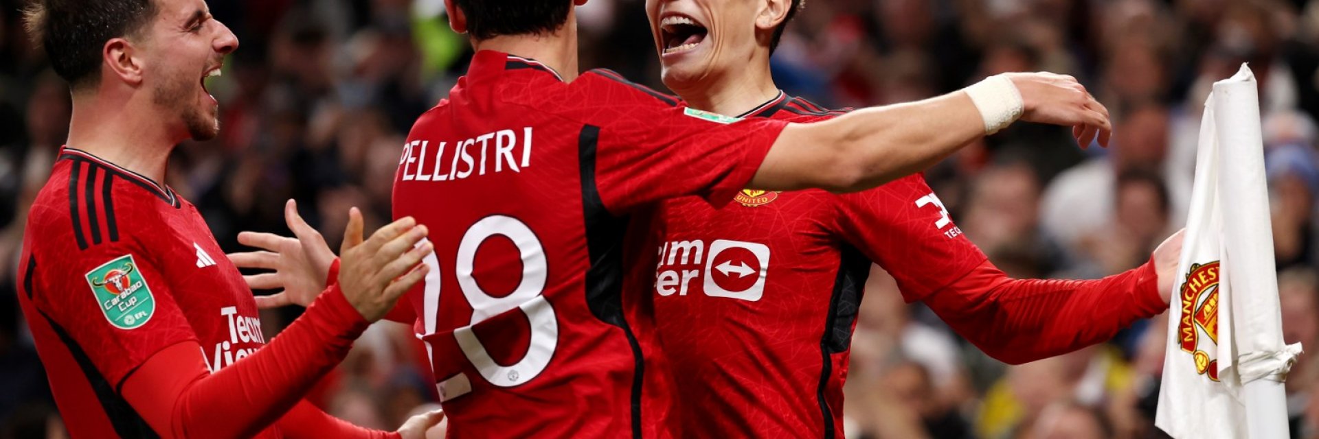 Юнайтед започна защитата на трофея си с настроение и три гола   