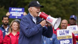 Байдън протестира с автомобилни работници в Мичиган за 40% ръст на заплатите