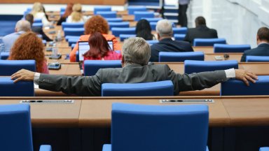 Заседанието бе насрочено за 12 часа днес а първа точка