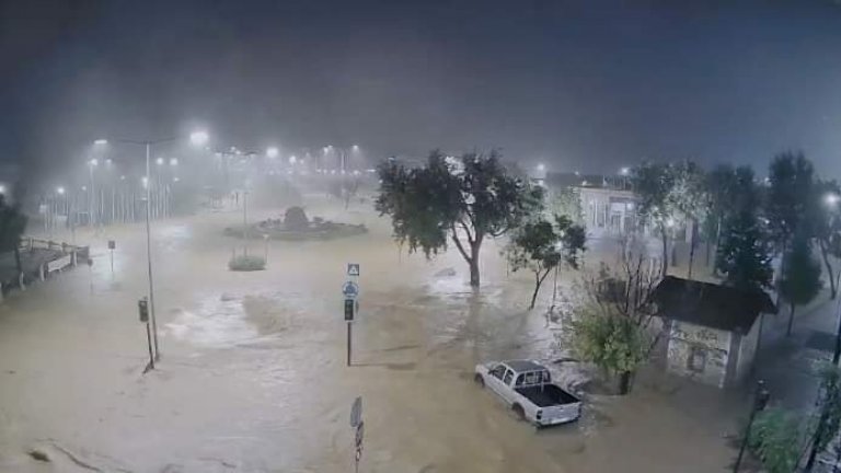 Нов потоп в Гърция: Ситуацията на места излиза извън контрол (снимки/видео)