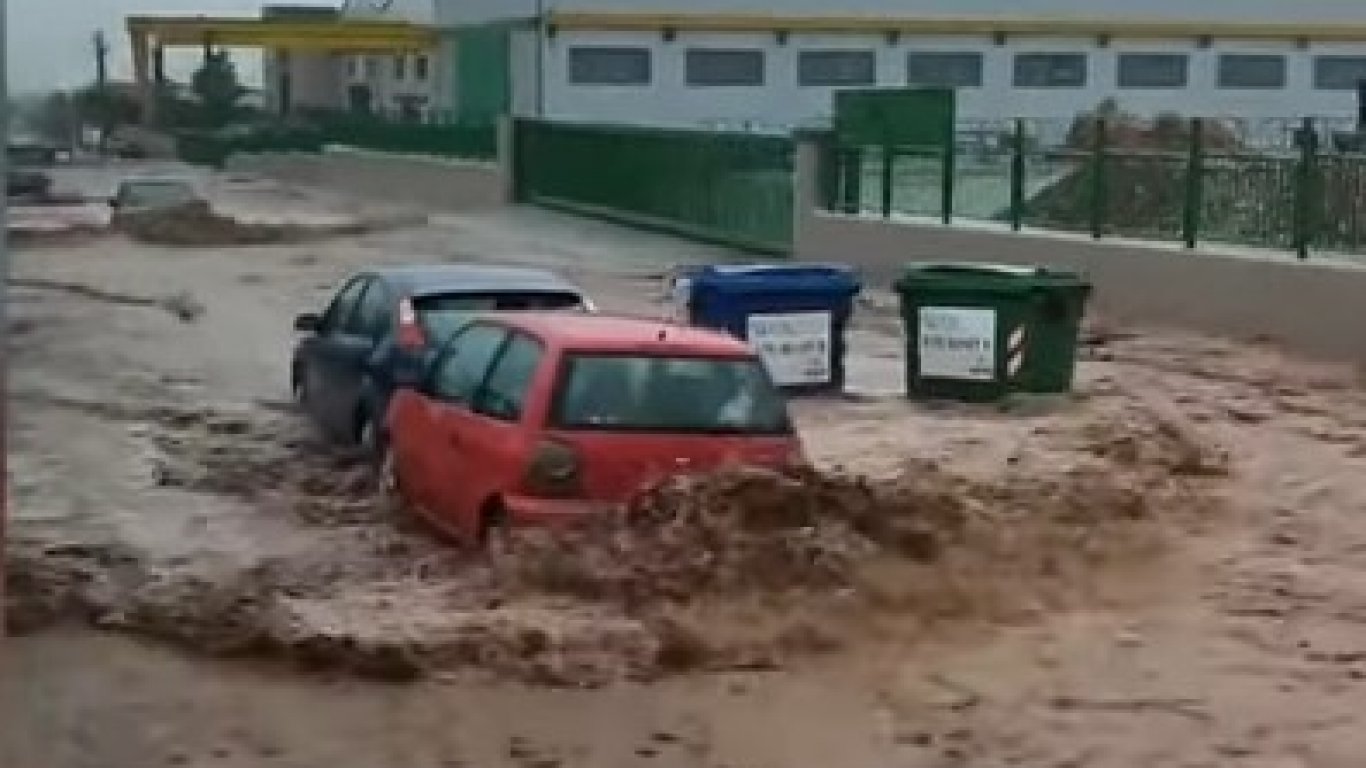 Водният кошмар се завърна с нова сила в Централна Гърция, камбани биха цяла нощ (видео)