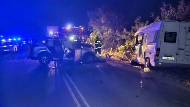 Три жертви на пътя за нощ: Кола се преобърна в нива, а джип се вряза в кемпер
