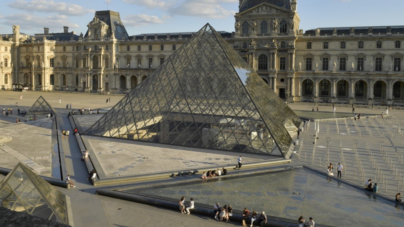 Лувърът бе затворен за туристи заради съображения за сигурност