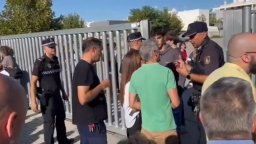 14-годишен намушка трима учители и две деца в училище в Испания (видео)
