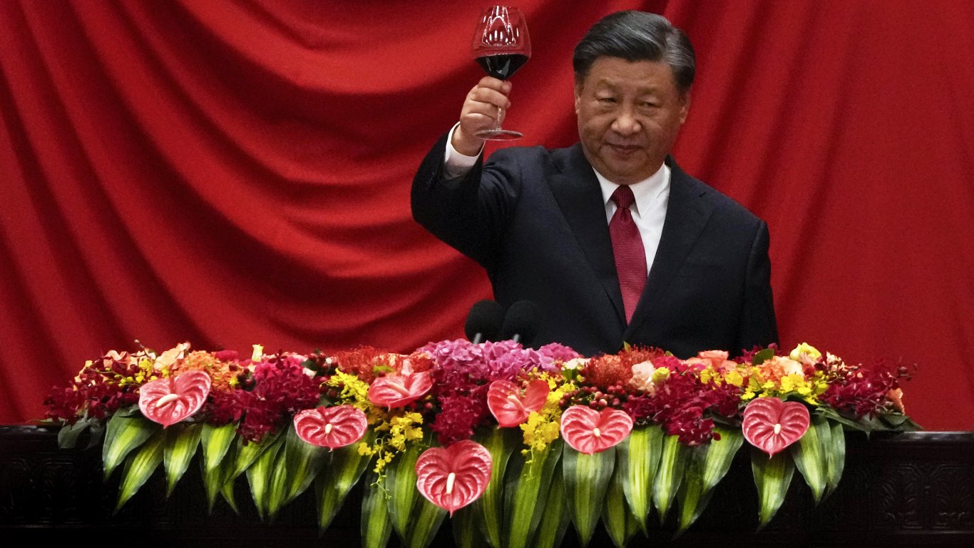 Си Цзинпин: Бъдещето ни е светло, но пътят пред нас няма да бъде гладък