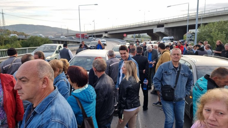Миньори и енергетици блокираха основни пътни артерии в страната (снимки)