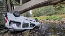 Кола на "Социален патронаж" падна от мост край Самоков (снимки)