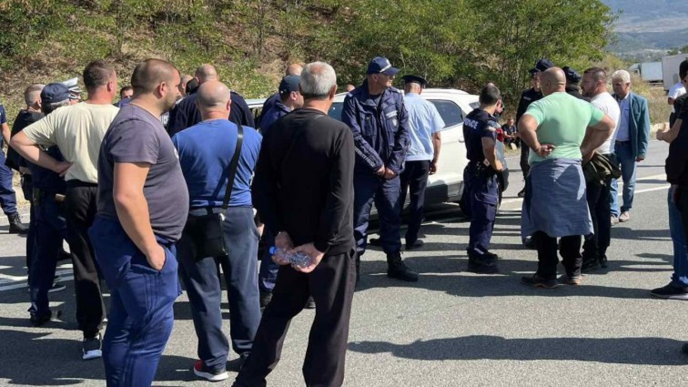 Румънски шофьор опита да пробие блокадата на "Струма", протестираща обяви гладна стачка