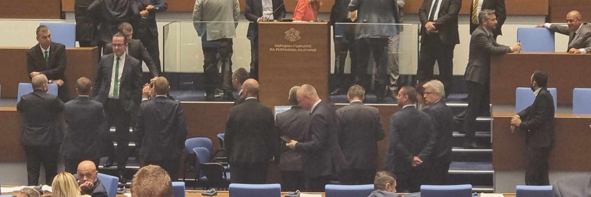 Окупация на трибуната и прекратено заседание на НС заради териториалните планове
