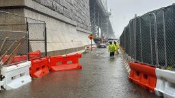 Проливни дъждове наводниха метрото в Ню Йорк