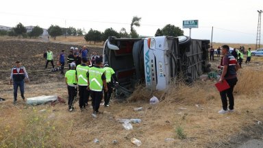 Шестима загинали и 35 ранени при катастрофа на автобус в Северна Турция