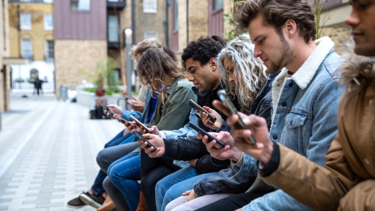 Почти половината тийнейджъри смятат, че са пристрастени към социалните мрежи