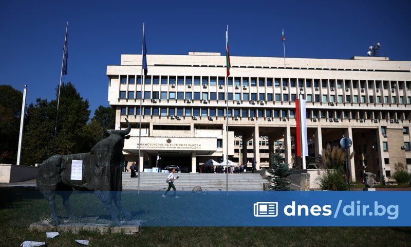 В дипломатическата практика, когато посланикът на дадена държава отсъства, то