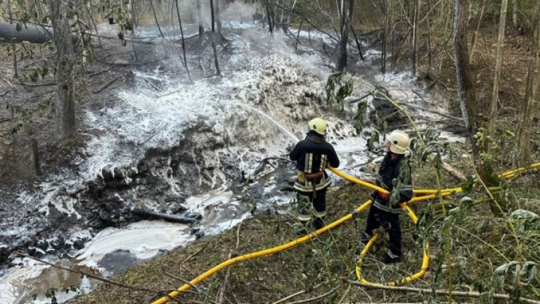 Голям пожар след спукване на петролопровод в Украйна, сред пострадалите има и деца 