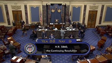 След като гласовете на сенаторите се разделиха поравно американският Сенат