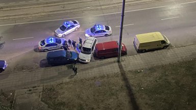 След гонка и катастрофа в София: Задържаха кола, натъпкана с мигранти