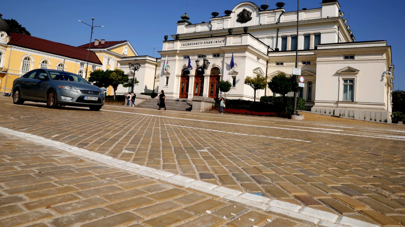 Дежавю: Ремонтират жълтите павета пред парламента заради пропадане и разместване